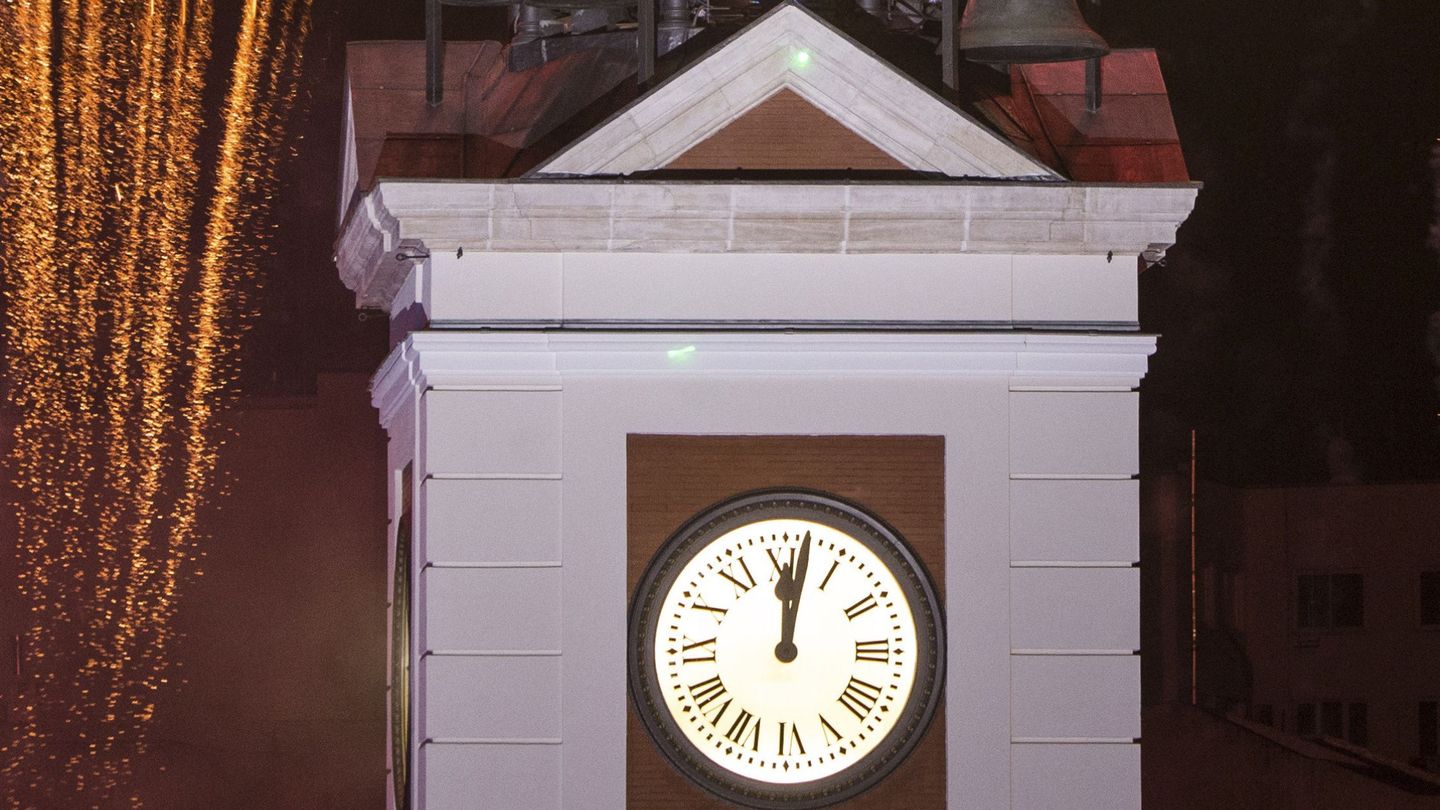 El reloj de la Puerta del Sol que da la bienvenida a cada nuevo año (EFE/Rodrigo Jimenez)