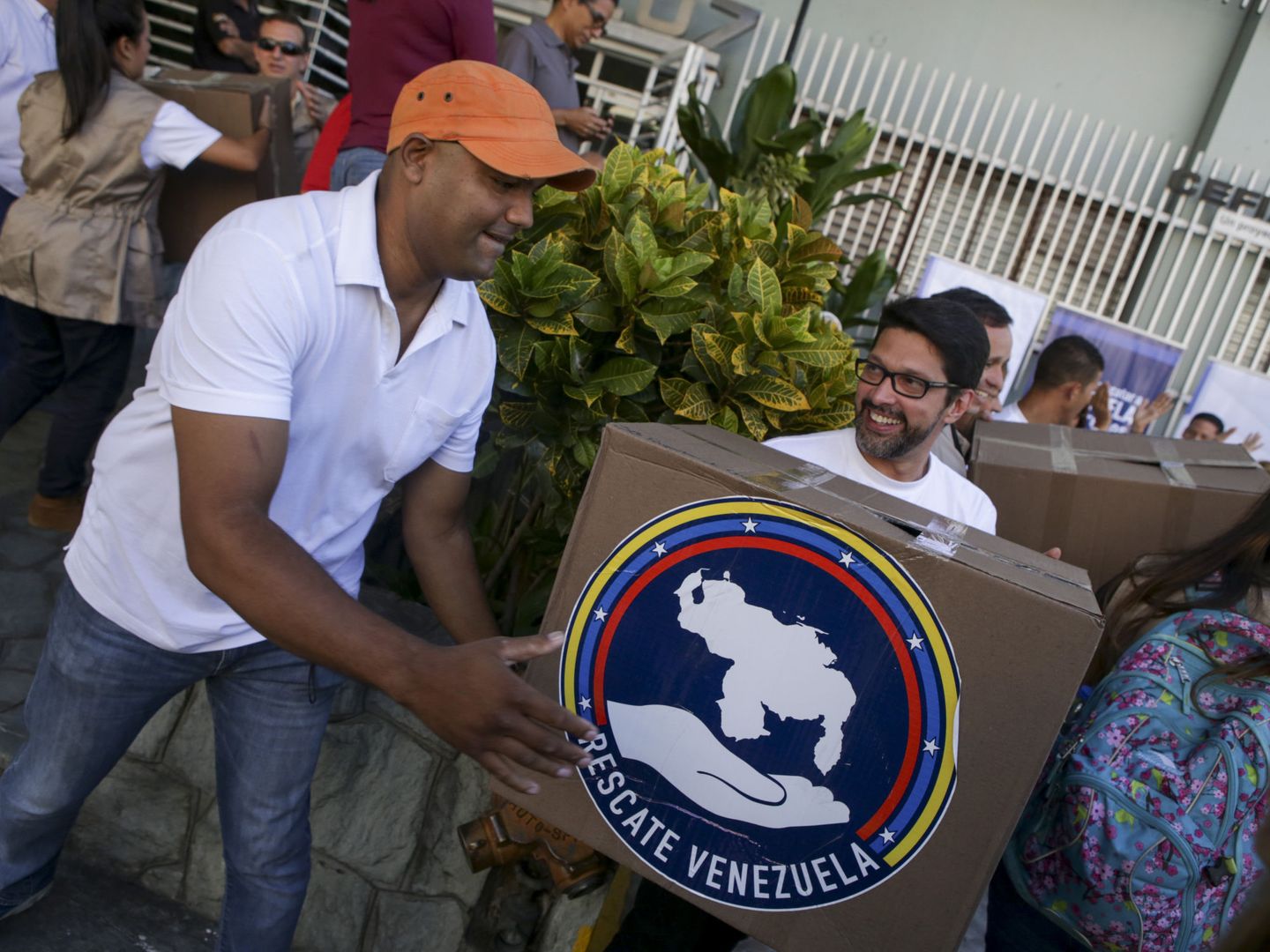 Grupos opositores reparten medicamentos en Caracas, en junio de 2016. (EPA/EFE)