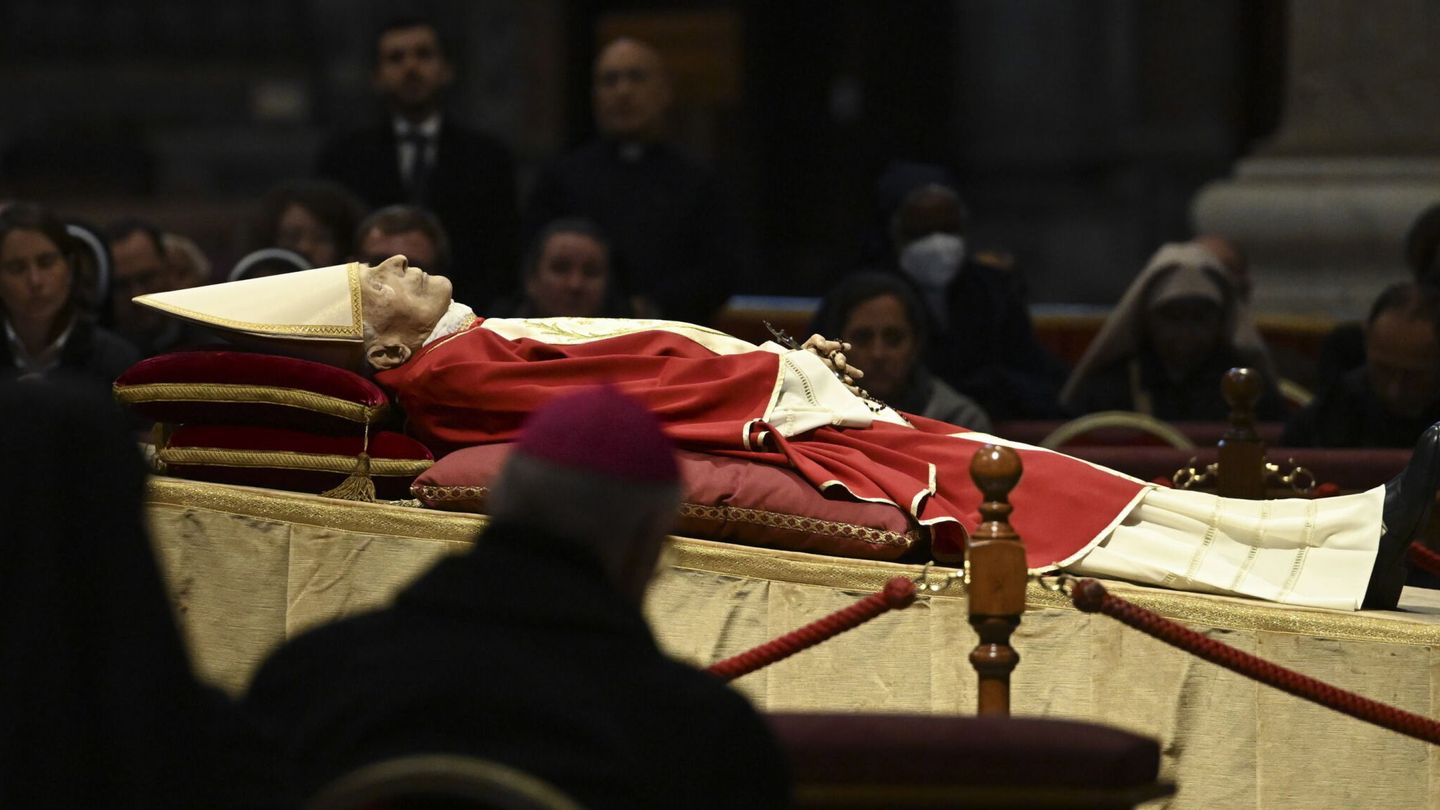 El cuerpo de Benedicto XVI yace en la Basílica de San Pedro. (EFE/Maurizio Brambatti)