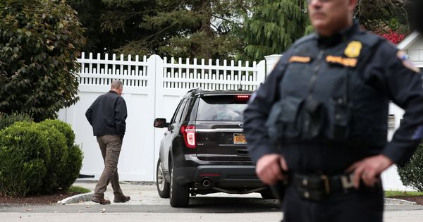 Foto: Policías y curiosos frente a la residencia del matrimonio Clinton en Chappaqua, Nueva York, donde ayer apareció uno de los paquetes bomba. (Reuters)
