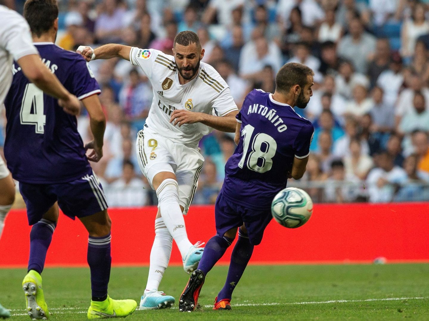 Benzema, en el remate del gol del Real Madrid. (EFE)