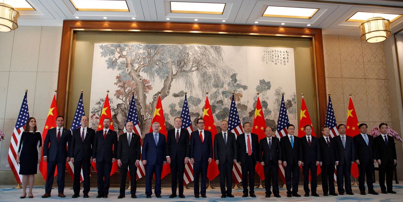 Foto de familia de los participantes en la reunión comercial de EEUU y China. (EFE)