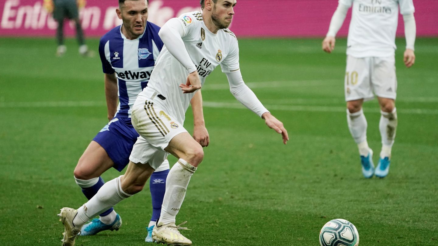 Bale en una acción con Lucas Pérez. (Efe)