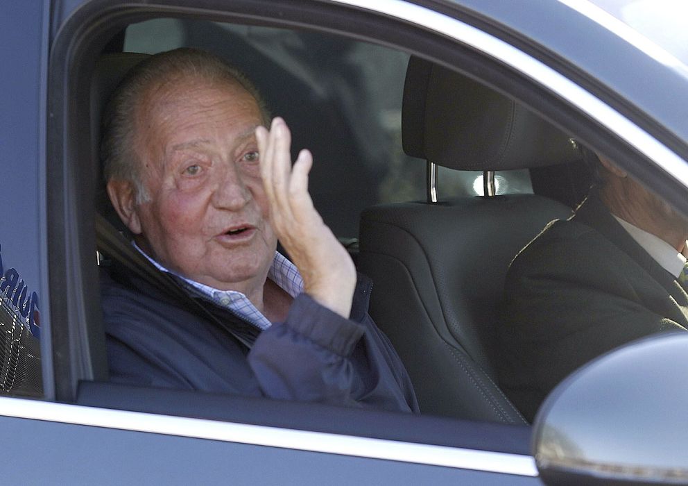 Foto: El Rey este lunes abandonando el hospital. (I.C.)