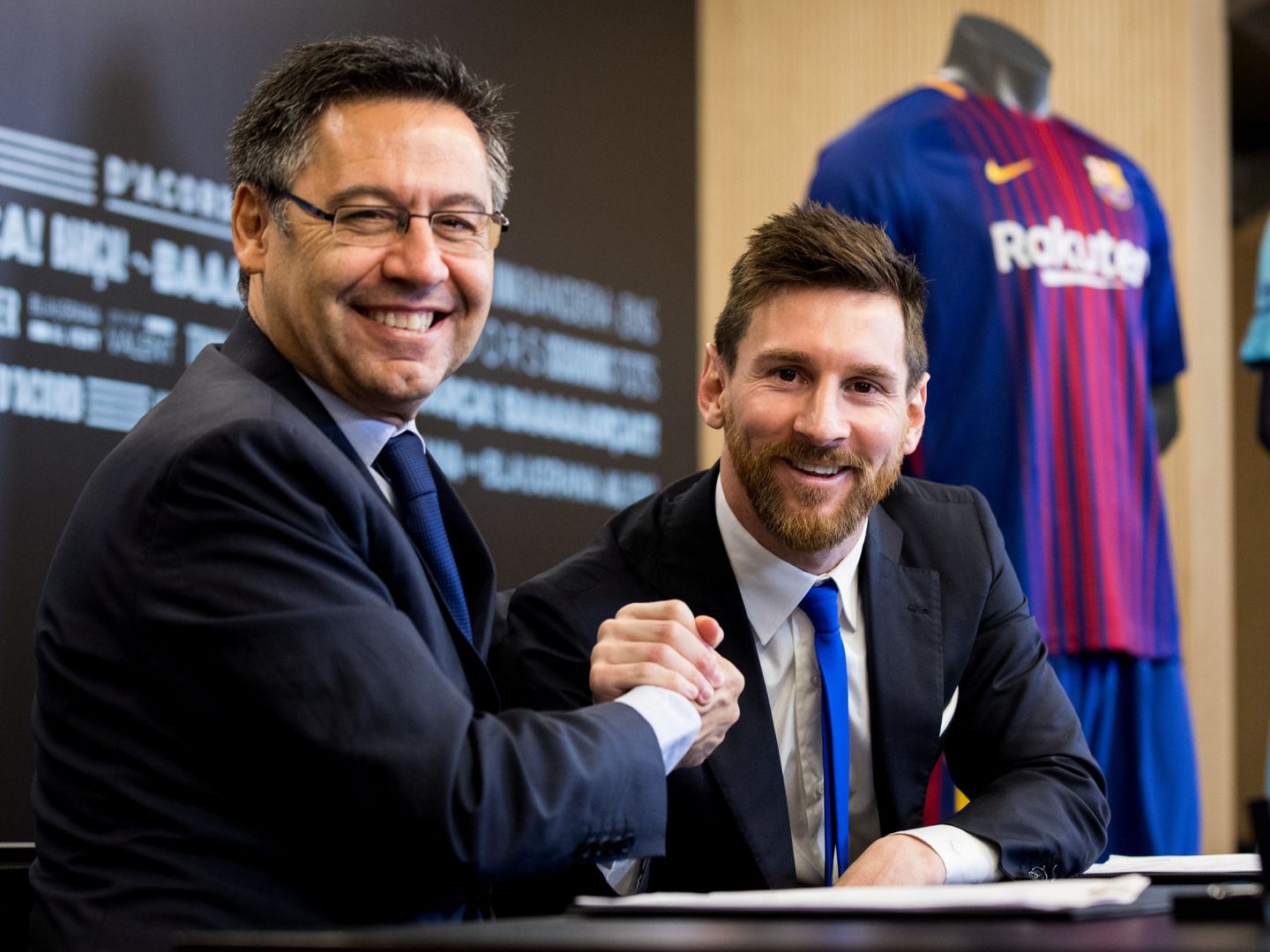 Josep Maria Bartomeu y Leo Messi, tras la última renovación del argentino con el Barça. (Reuters)