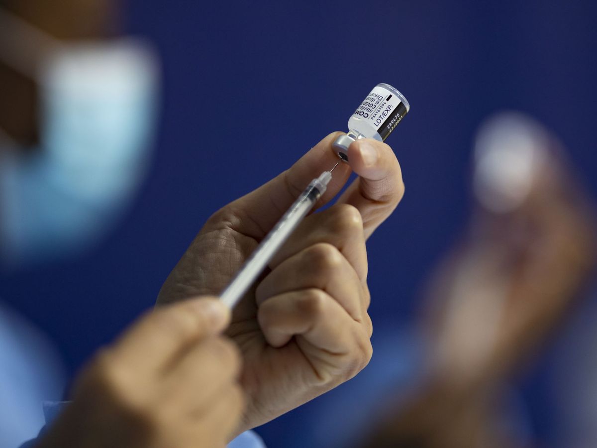 Foto: Una enfermera prepara una dosis de vacunación. (Reuters) 