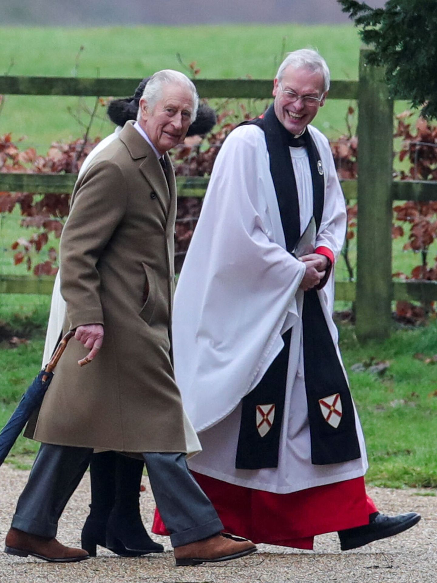 El rey Carlos junto a Paul Williams tras conocer que tiene cáncer. (Reuters)