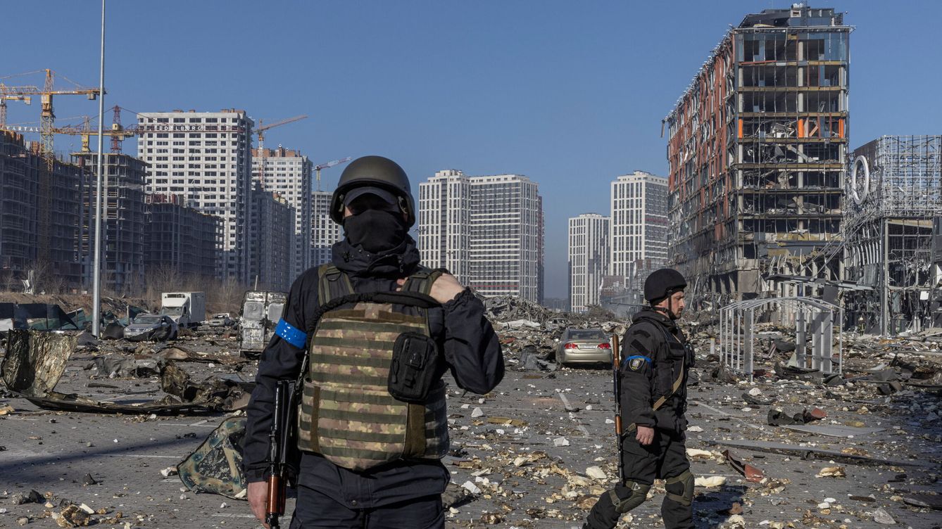 Foto: Soldados en una zona bombardeada de Kiev. (Reuters/ Marko Djurica)