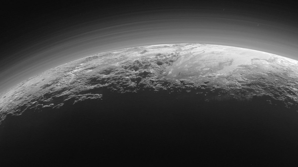 ¿Por qué Plutón está envuelto en una neblina azul?