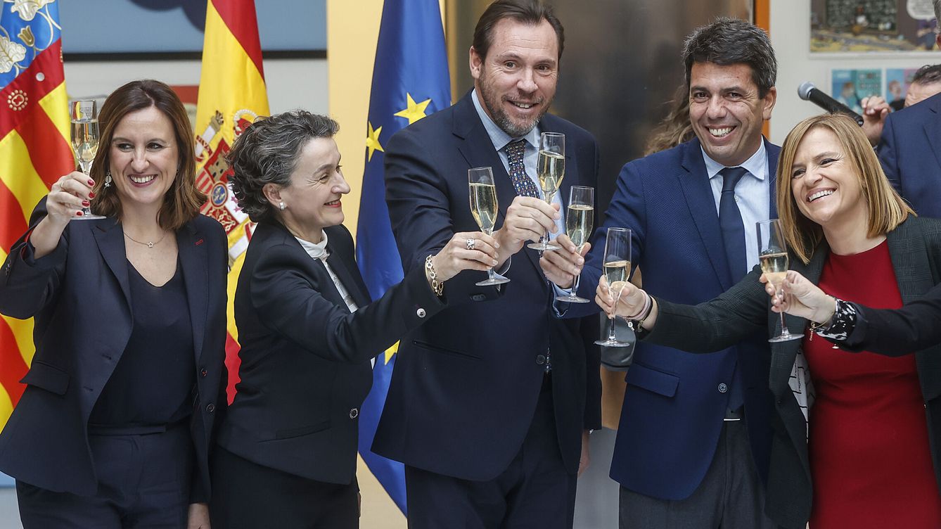 Foto: Catalá, Mar Chao, Óscar Puente, Carlos Mazón y Pilar Bernabé. (Rober Solsona/Europa Press)