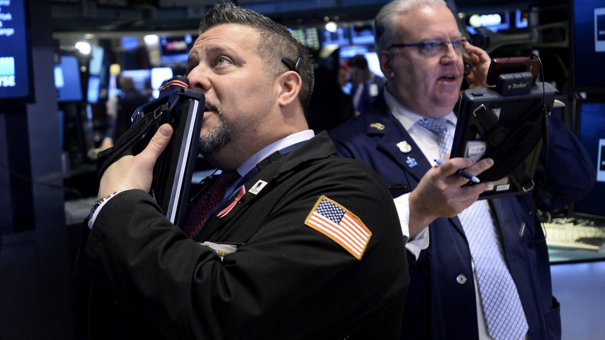 Wall Street vuelve a venirse abajo mientras ve cómo el dólar acelera