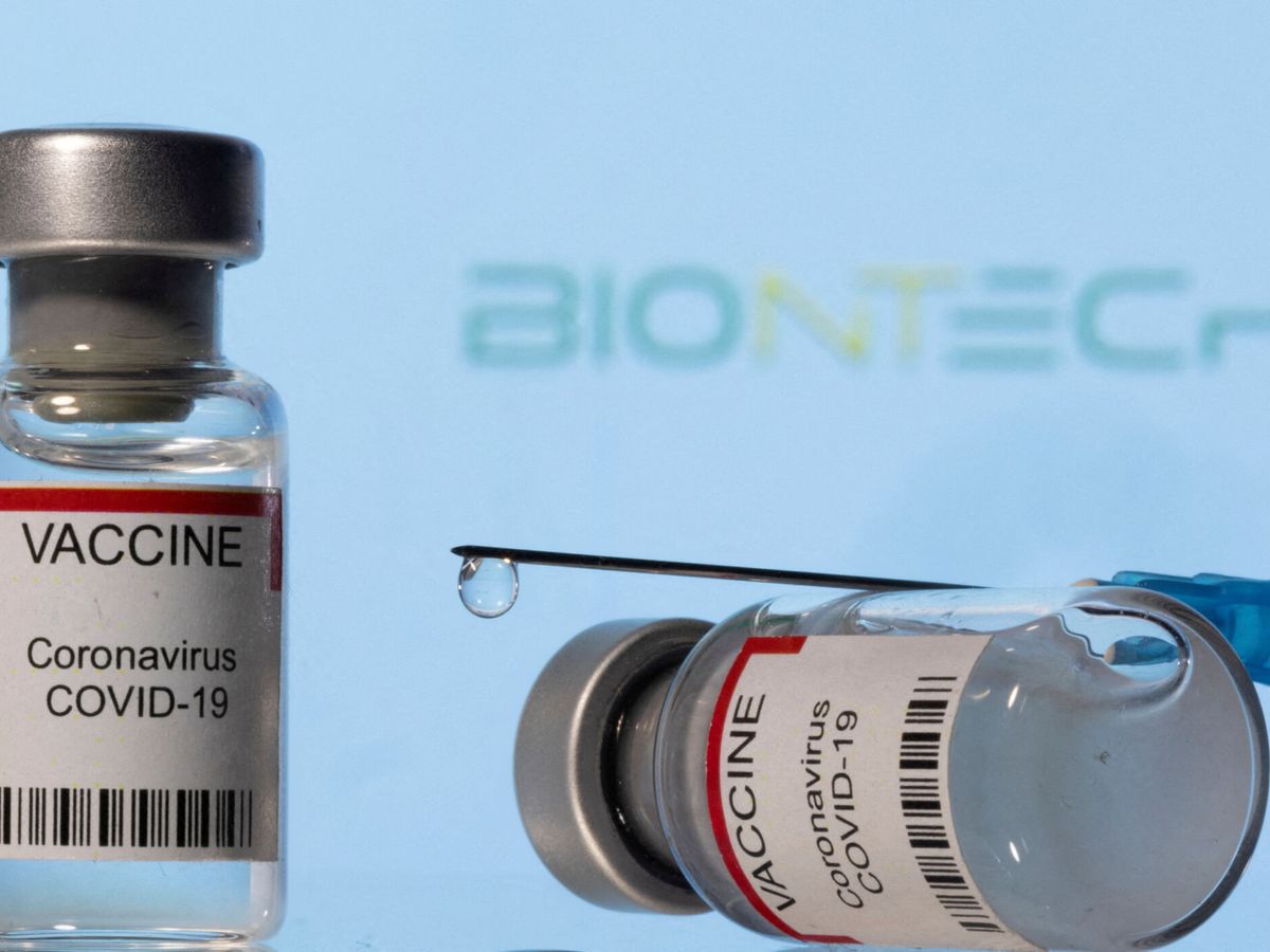 Foto: Viales con vacuna del Covid-19 delante del logo de BioNTech. (Reuters/Dado Ruvic)