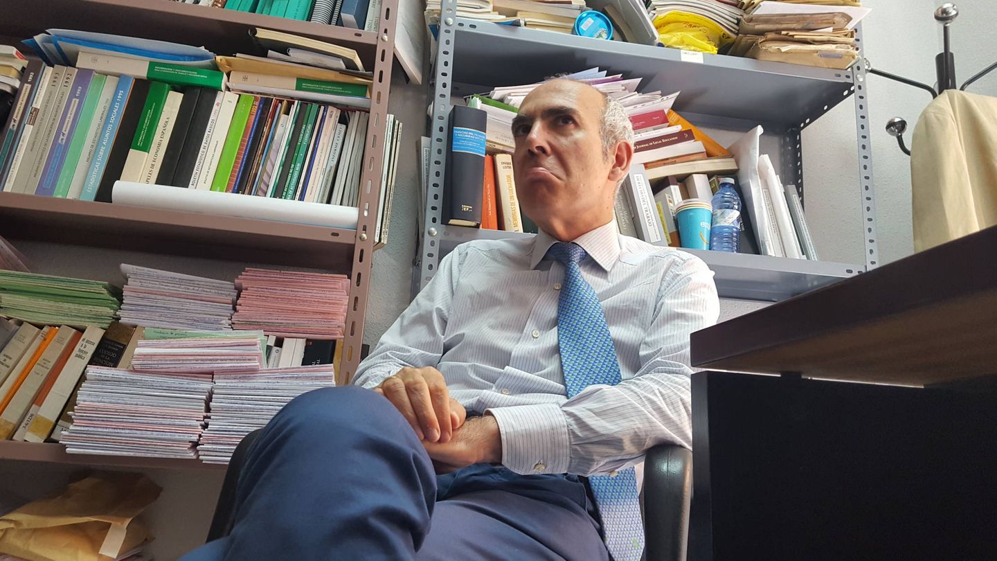 Pedro Moreno Brenes, en su despacho en la universidad. (A. P.)