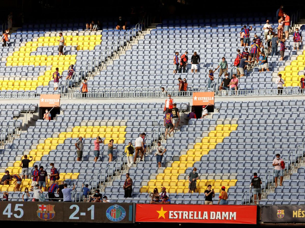 Foto: El público abandona el Camp Nou tras el partido de la tercera jornada. (EFE)