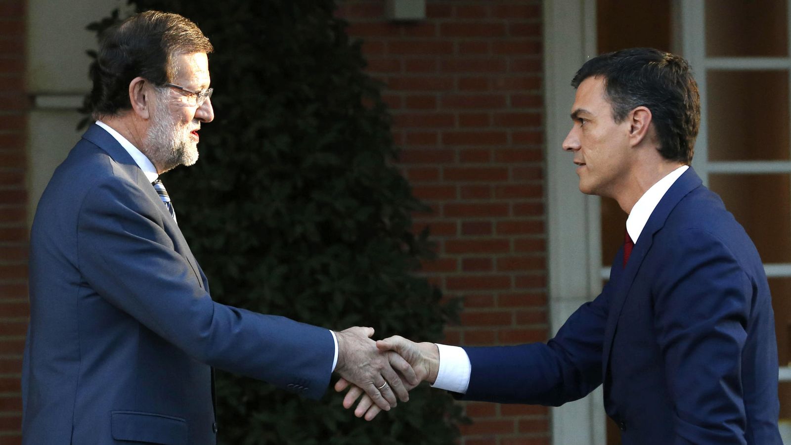 Foto: El presidente del Gobierno, Mariano Rajoy (i), saluda al secretario general del PSOE, Pedro Sánchez. (EFE)