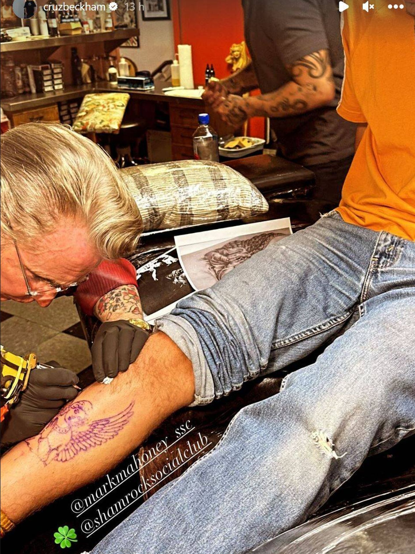 El último tatuaje de Cruz Beckham, de hace unas horas: un ángel. (Instagram/@cruzbeckham)
