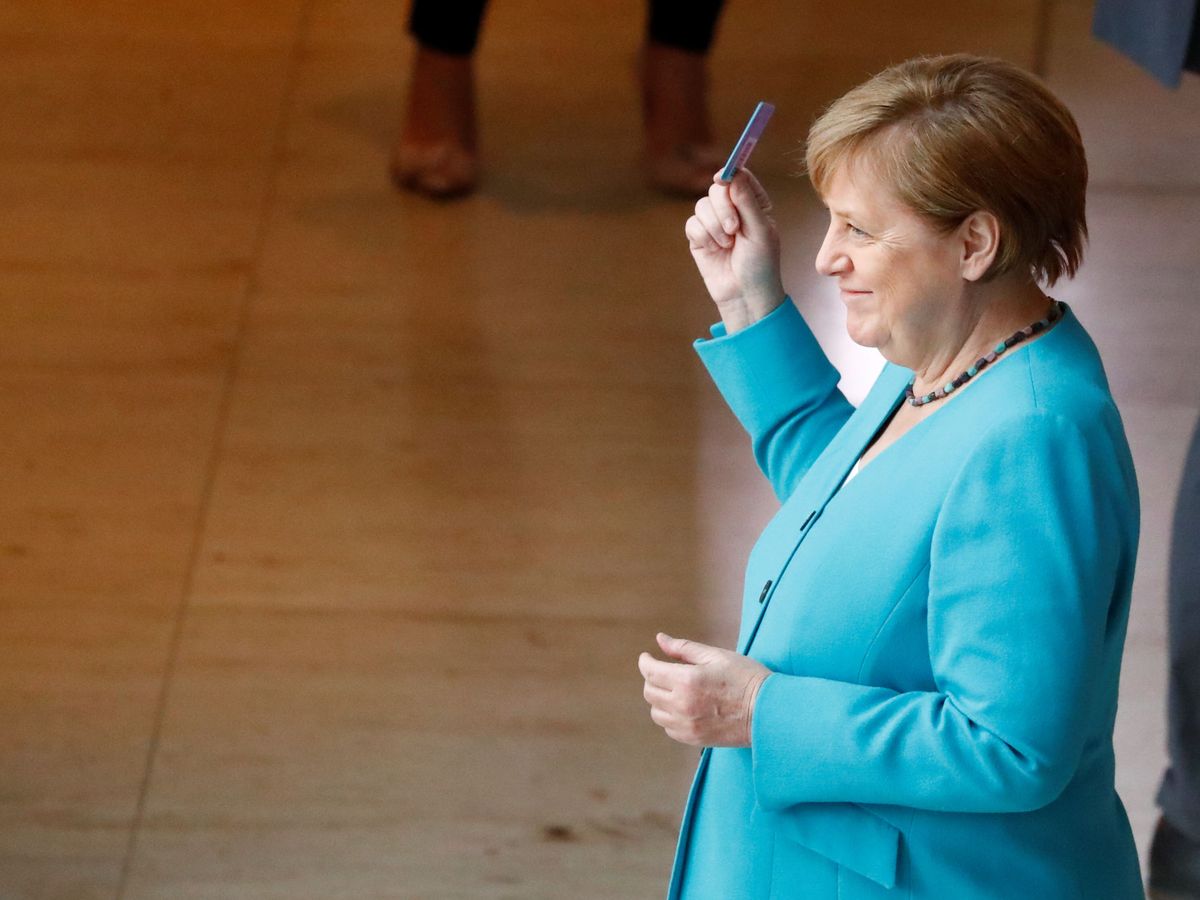 Foto: Angela Merkel antes de votar en el Parlamento alemán. (Reuters)