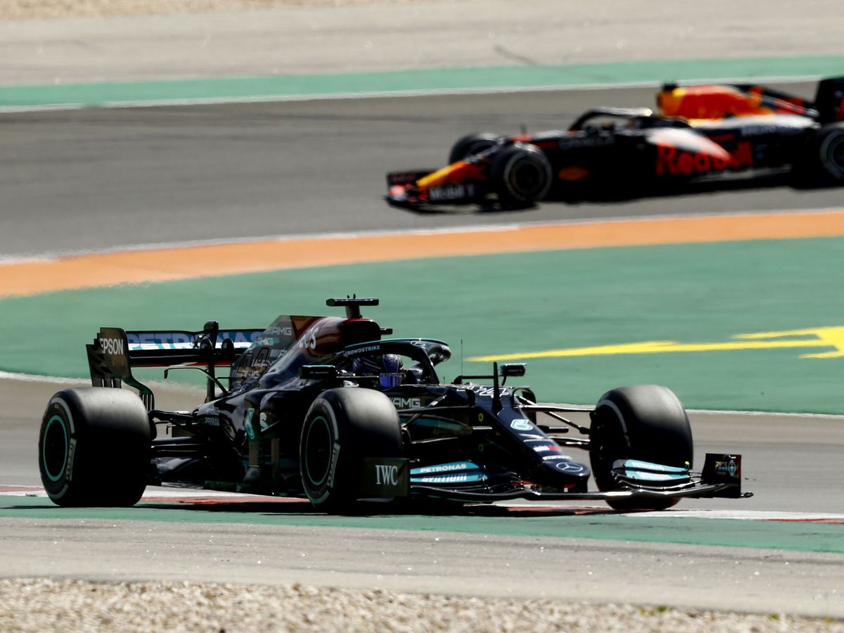 Foto: Hamilton, en acción frente a Verstappen. (Reuters)