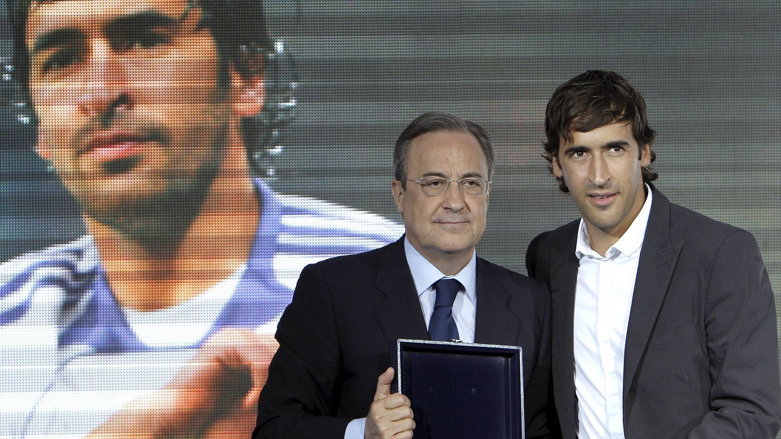 Foto: Raúl, junto a Florentino Pérez, el día en que el futbolista se despidió del Real Madrid y recibió una réplica del Bernabéu. (EFE)