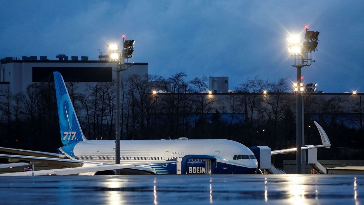 Boeing estrena el nuevo 777 pese a la crisis del MAX y ante la presión de Airbus