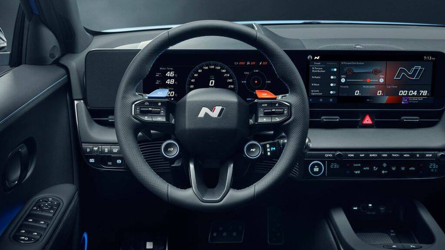 Los botones redondos del volante permiten seleccionar los diferentes modos de conducción.