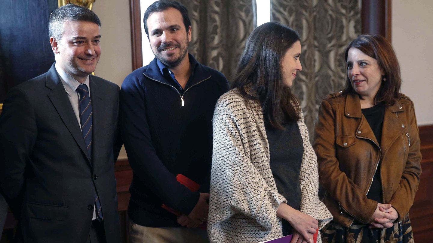 Redondo, con Alberto Garzón, Irene Montero y Adriana Lastra, el día que se anunció el 'pacto del abrazo'. (EFE)