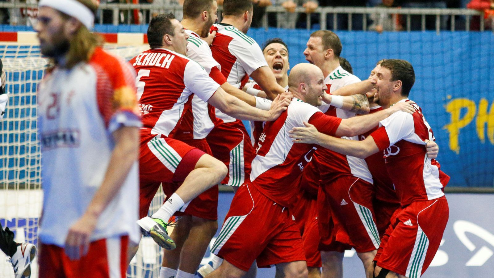 Foto: Los jugadores húngaros celebran su victoria. En primer plano, Mikkel Hansen, gran estrella danesa (Robert Pratta/Reuters)
