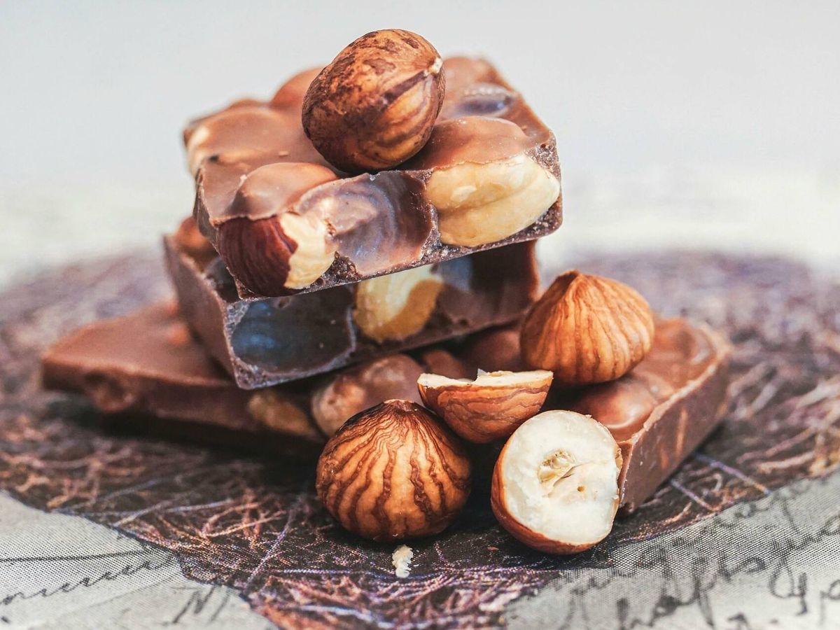 Foto: Piezas de chocolate con avellana (Pexels)