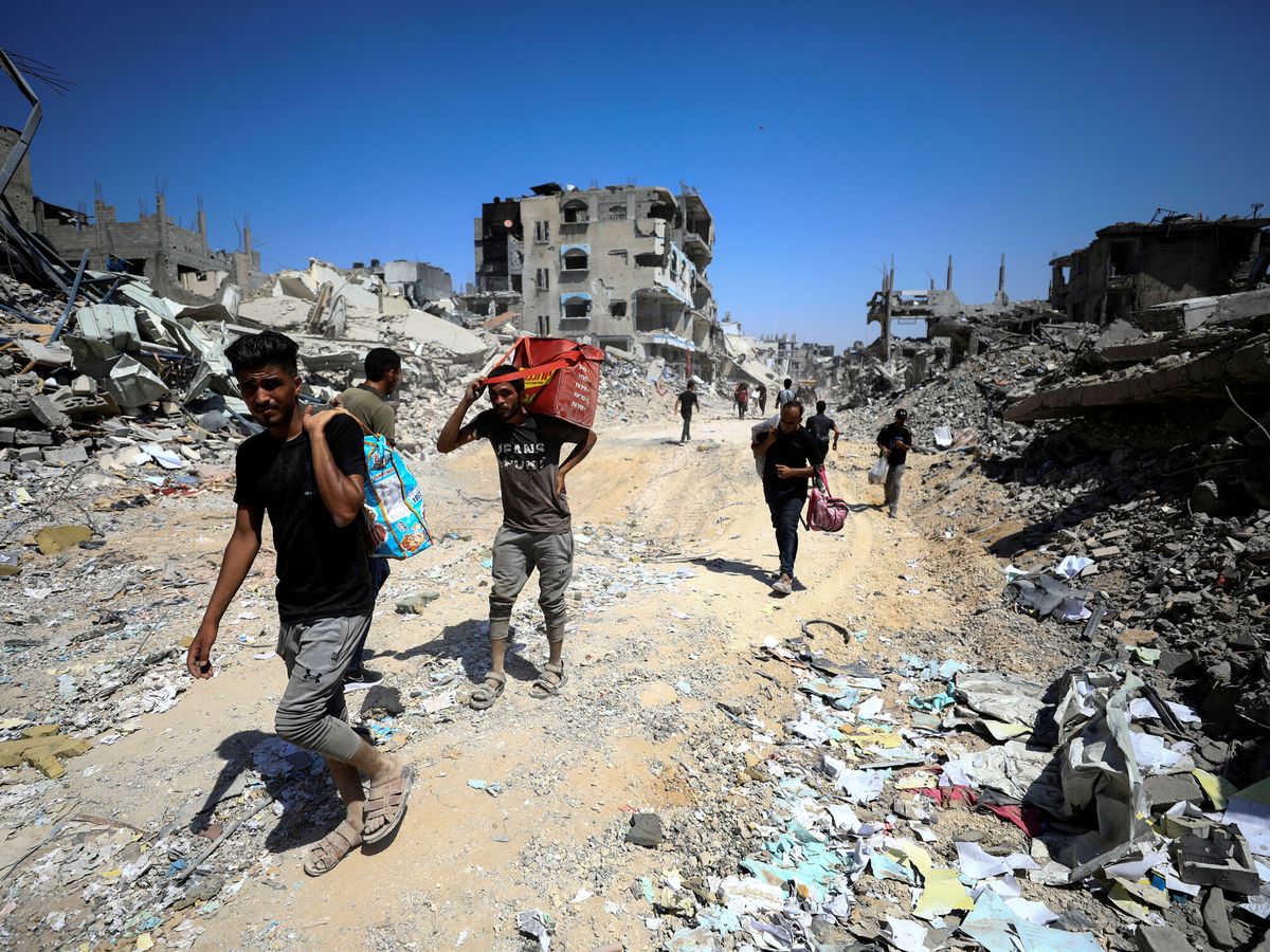 Foto: Palestinos entre edificios destruidos en imagen de archivo. (Reuters/Dawoud Abu Alkas)