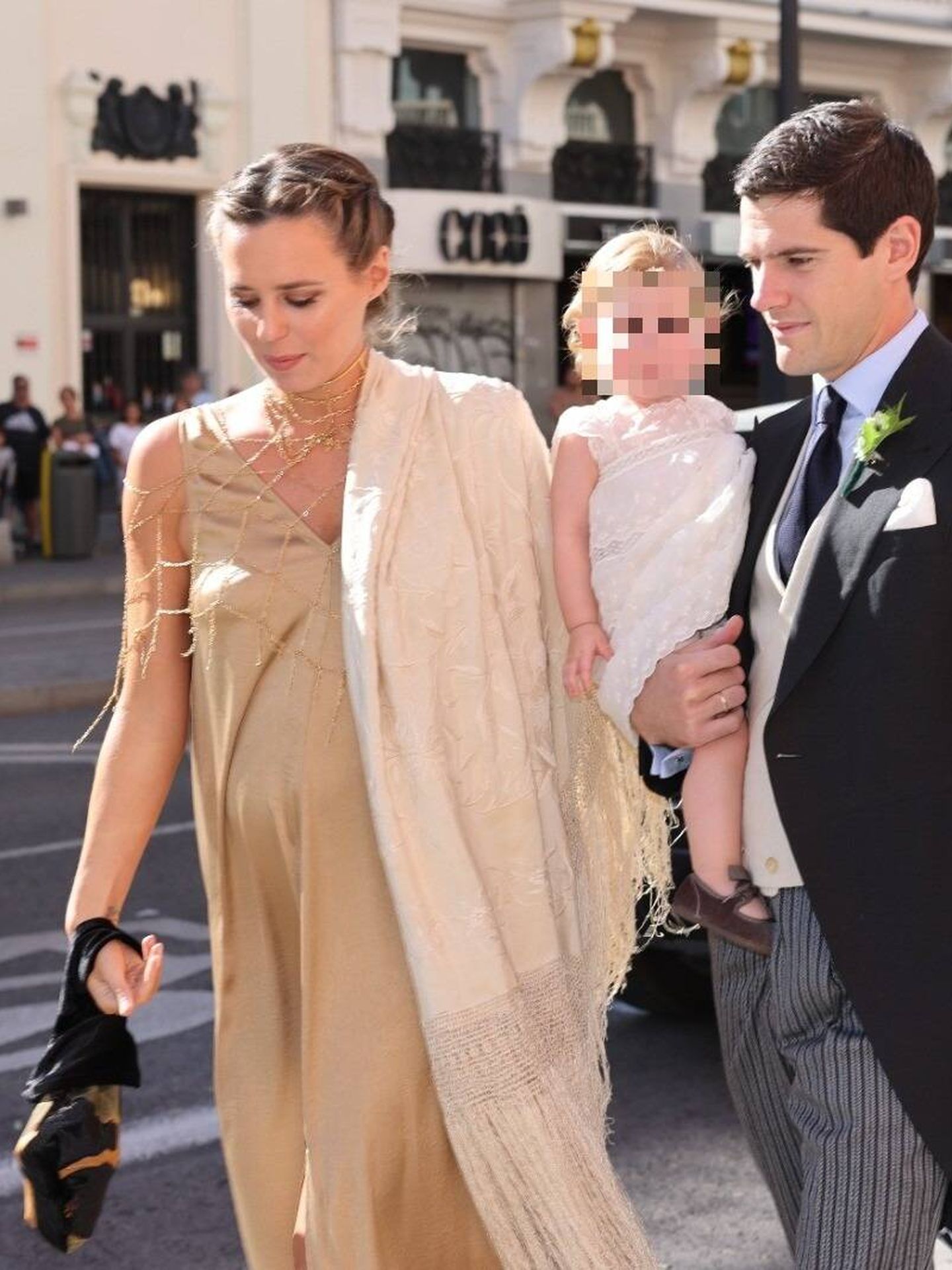 Claudia Osborne con su marido y su hijo en la boda de su cuñada. (Gtres)
