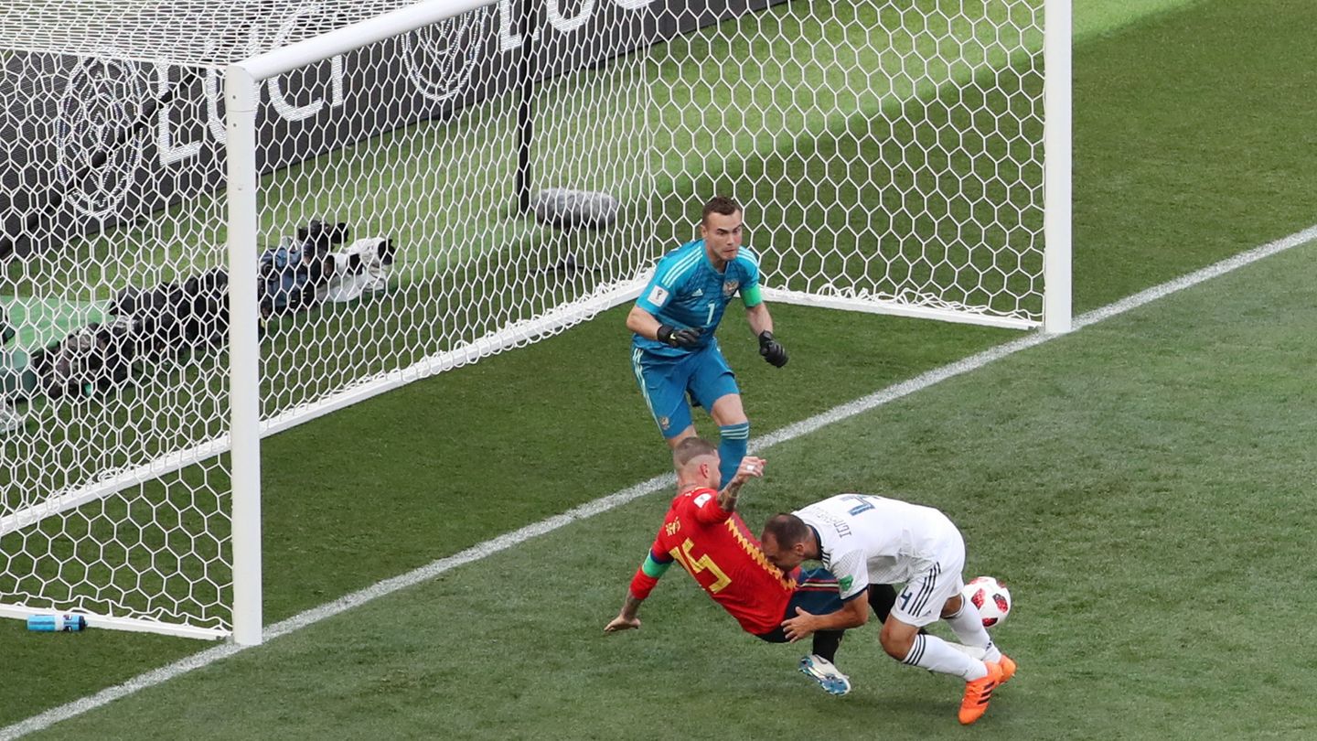 Entre Ramos e Ignashevich marcaron el primer y único gol de España en el partido. (EFE)