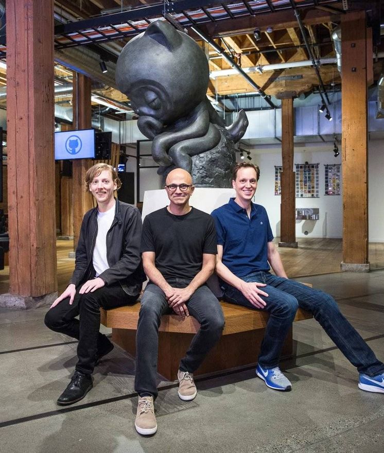 Foto: Satya Nadella (CEO de Microsoft) en el centro escoltado por dos de los creadores de GitHub (Foto: Microsoft)