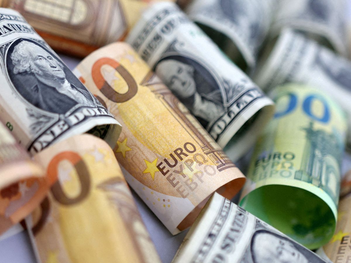 Foto: Dólares estadounidenses y euros. (Reuters/Dado Ruvic)