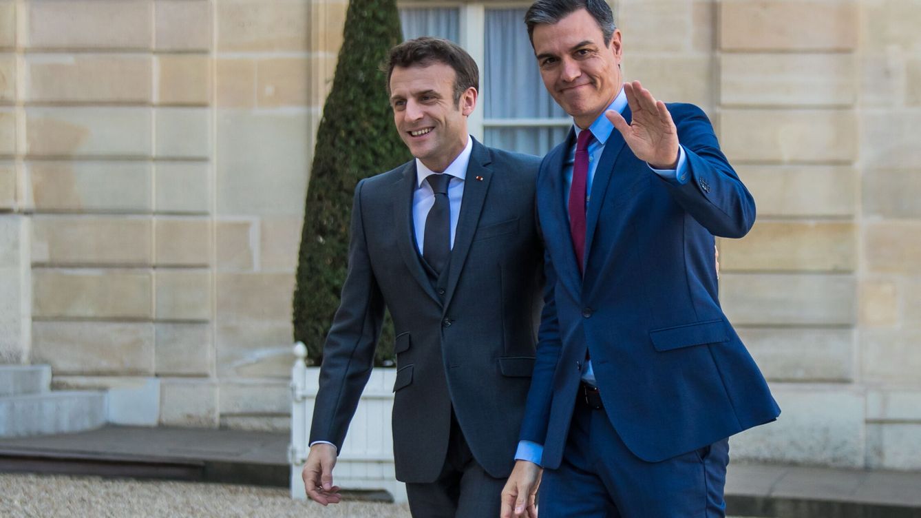 Foto: Macron y Sánchez. (EFE/Christophe Petit Tessone)
