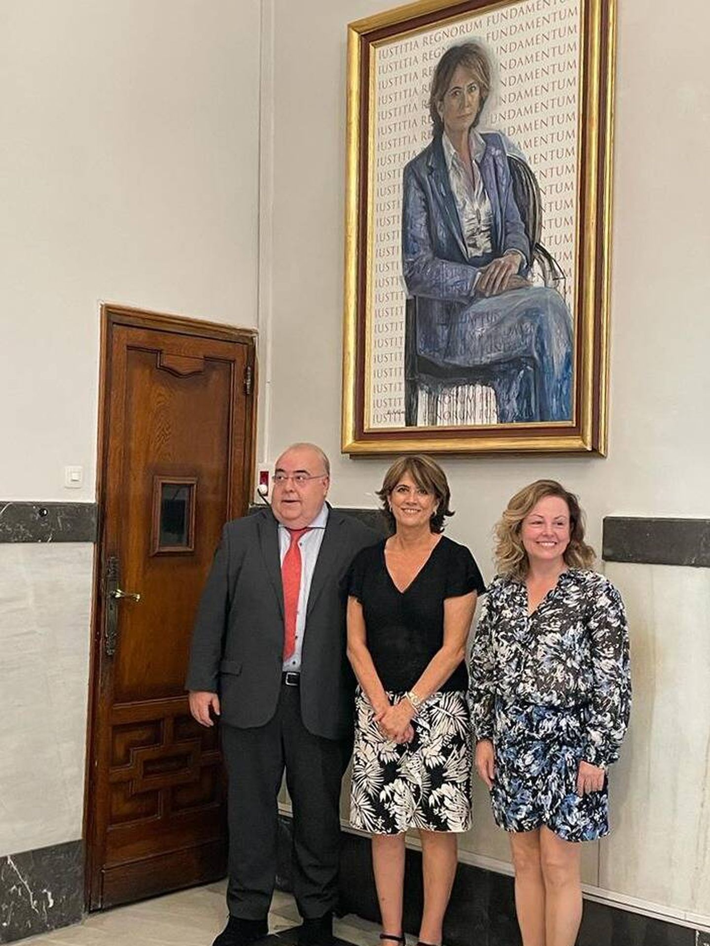 Tontxu Rodríguez, Dolores Delgado y Rita Martorell, autora del retrato. (Cortesía Ministerio del Interior)