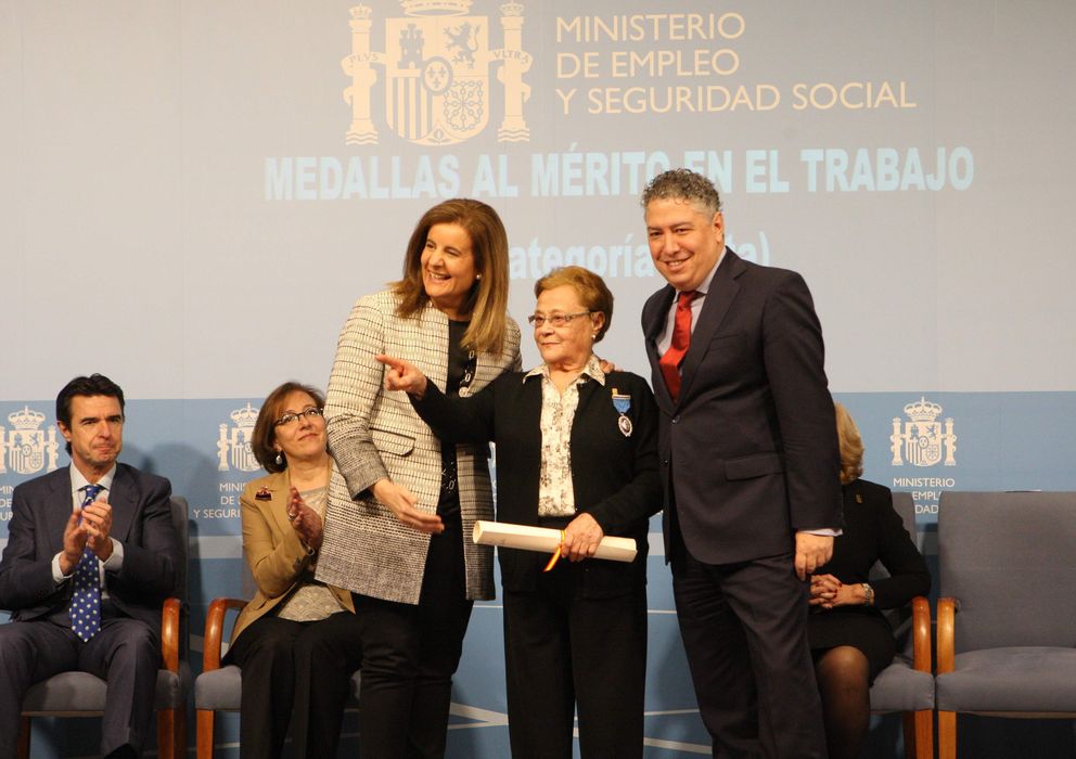 Foto: Catalina Guasch Ferrer, recibiendo de manos de la ministra Báñez la Medalla de Plata al Mérito en el Trabajo.