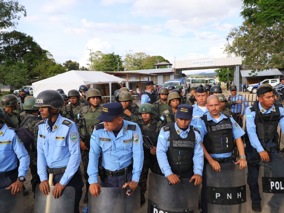Foto: Policías y militares vigilan el penal. (EFE/Gustavo Amador)