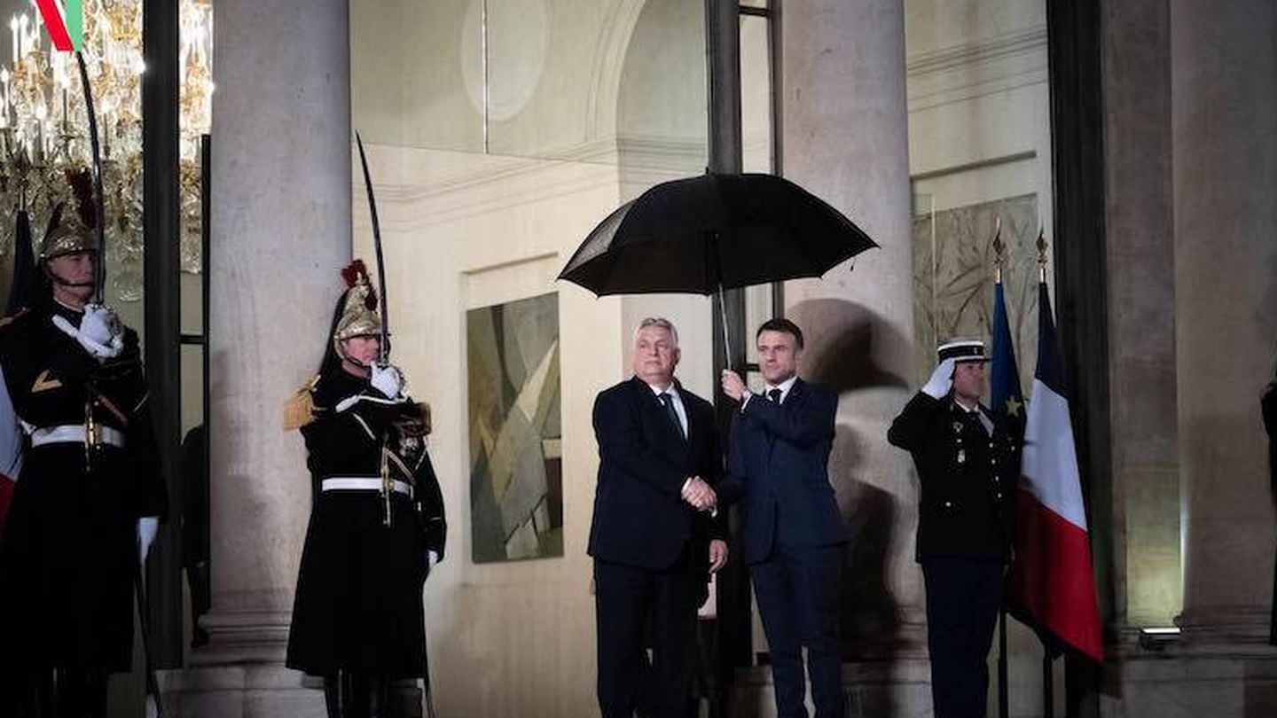 Orbán y Macron comparten un paraguas, pero no la opinión sobre el futuro de Ucrania en la UE. (Viktor Orban / Facebook)