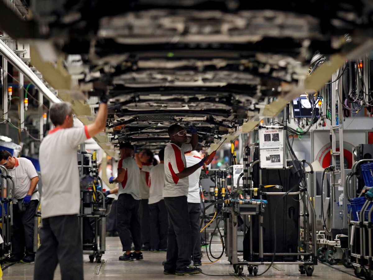 Foto: Una fábrica de coches en una imagen de archivo. (Reuters/Albert Gea)