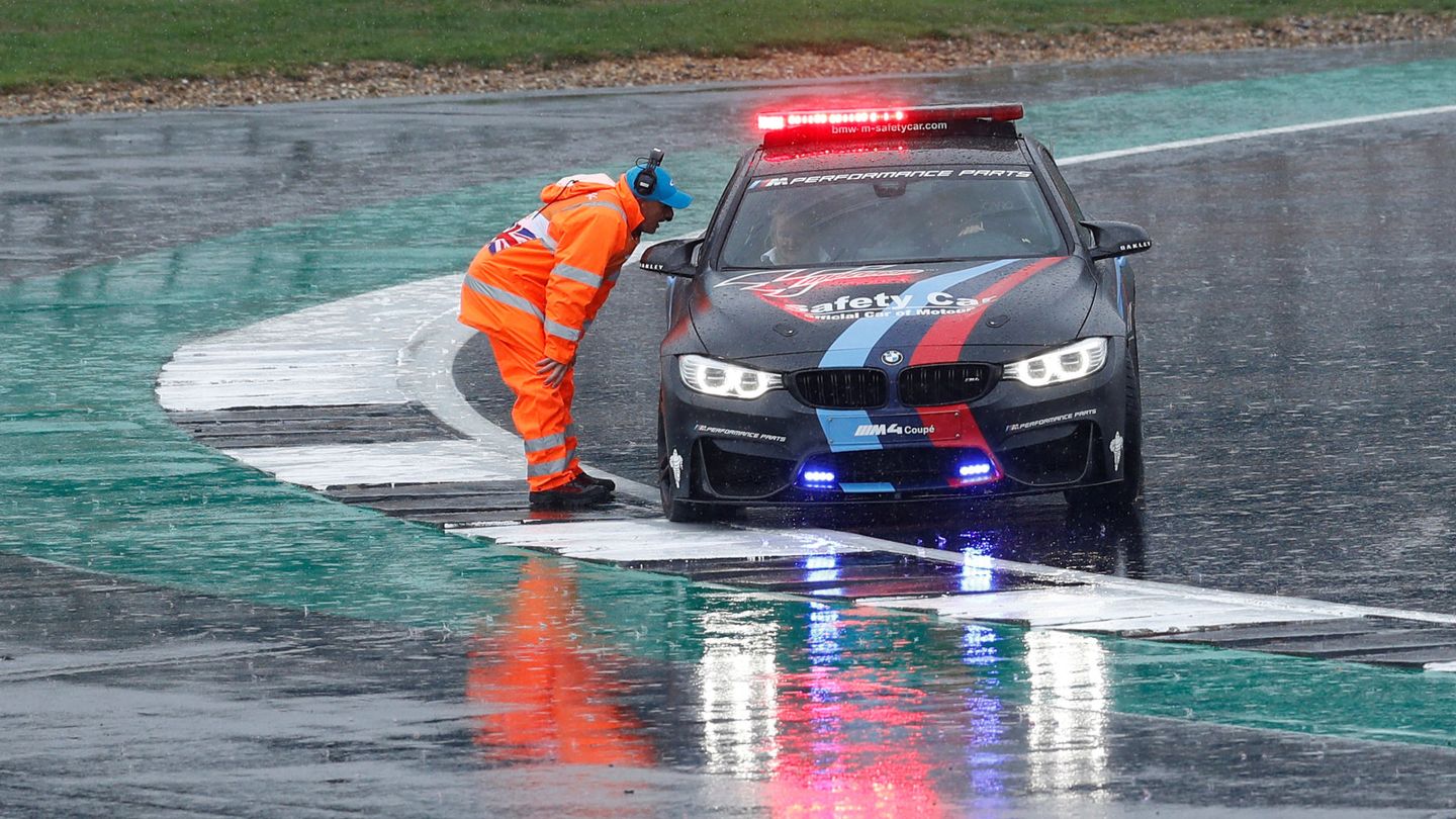 Hasta el coche de seguridad tuvo problemas para rodar en Silverstone. (Reuters)