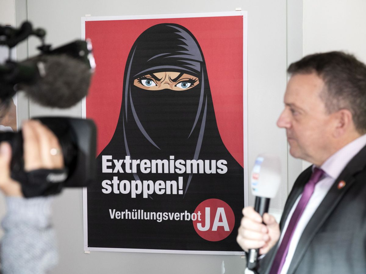 Foto: El cartel que usó el Partido Popular Suizo para hacer campaña (EFE EPA/Peter Klaunzer)