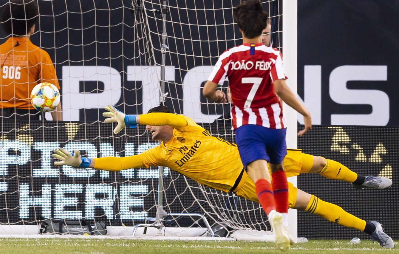 Courtois intentando evitar un gol ante el Atlético. (EFE)