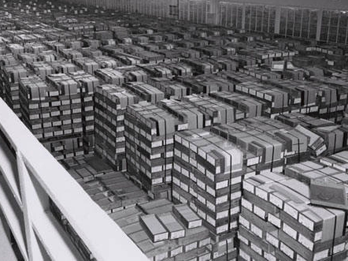 Almacén de IBM con cajas de tarjetas perforadas una vez terminada la Segunda Guerra Mundial. (Wikimedia Commons)
