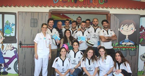 Foto: Aeronáuticos Rugby Madrid visitó el Hospital San Rafael Madrid. (Facebook)