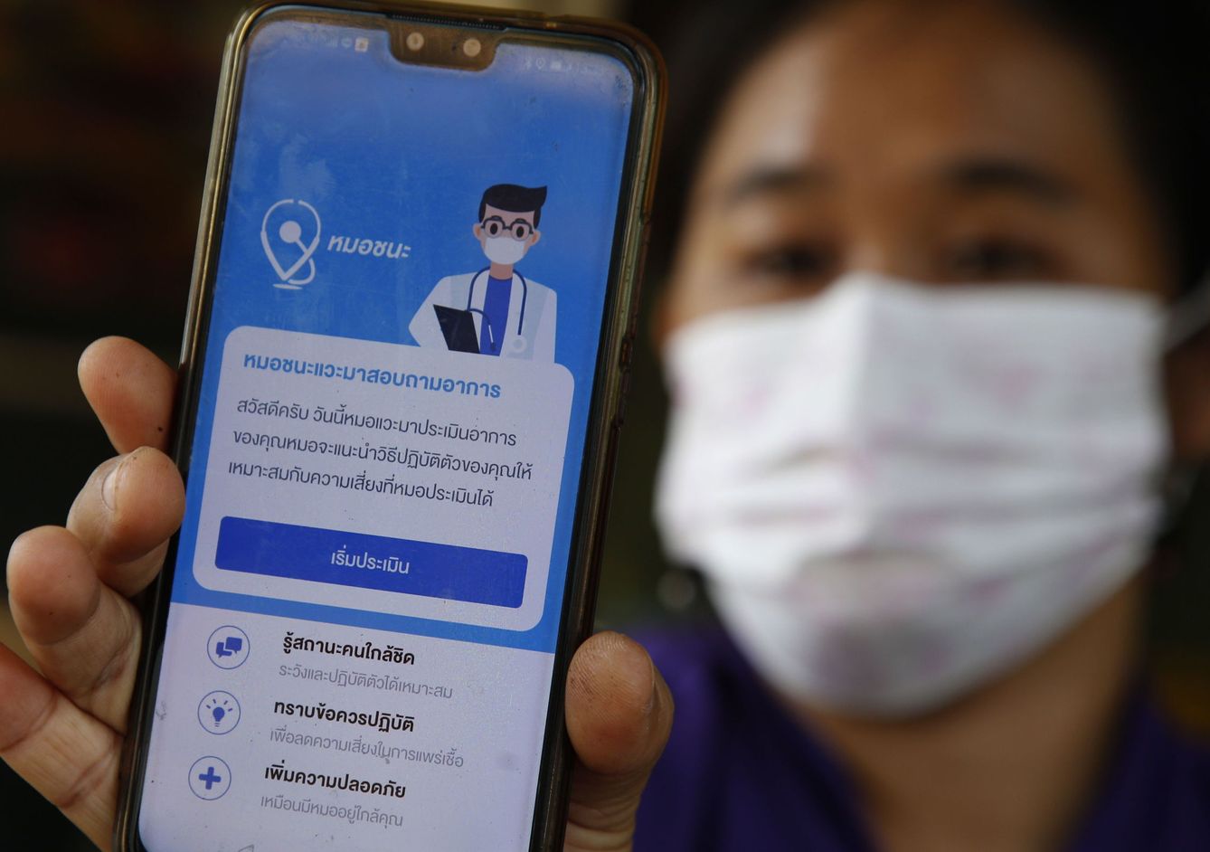 Las autoridades tailandesas urgen a la población la descarga de la aplicación contra el coronavirus. (EFE)
