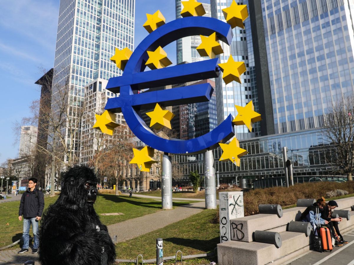 Foto: Símbolo del euro en Fráncfort, frente a la antigua sede del BCE. (EFE)
