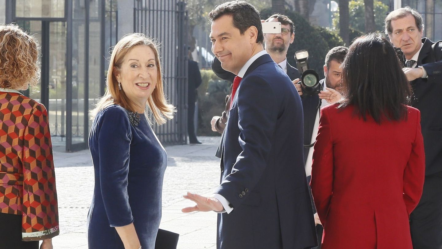 El presidente electo de la Junta de Andalucía, Juanma Moreno (2d), junto a la presidenta del Congreso, Ana Pastor (2i). (EFE)