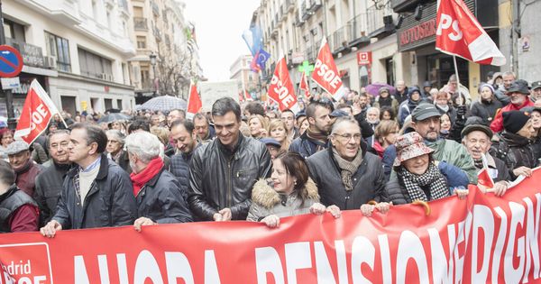 Foto: Pedro Sánchez y miembros de su ejecutiva, en una manifestación en Madrid por unas pensiones dignas, el pasado 17 de marzo de 2018. (Borja Puig | PSOE)