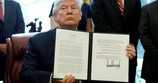Foto: El presidente de Estados Unidos, Donald Trump, firmando una de sus controvertidas órdenes ejecutivas. (Reuters)