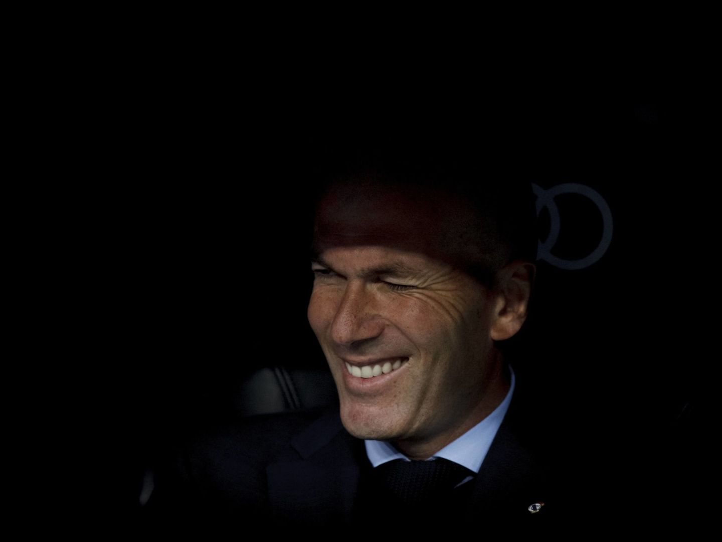 Zidane, sonriente, metido en el banquillo. (Reuters)